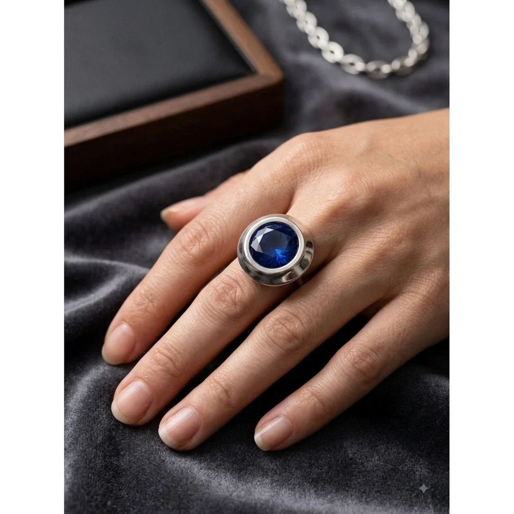 Sarah Coventry Vintage Silver Tone Blue Crystal Round Cocktail Ring Size 5.25
